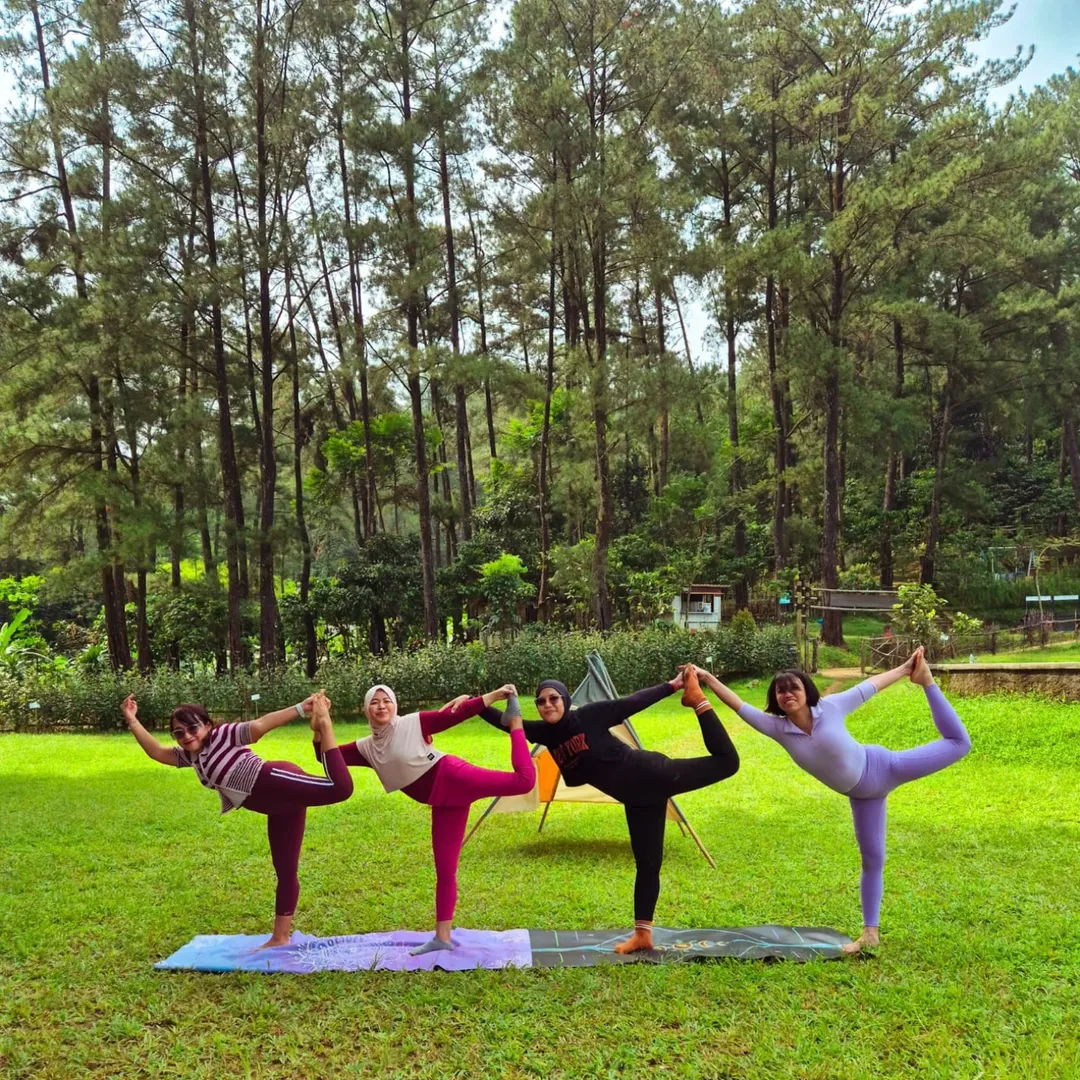 Menemukan kedamaian di tengah hijaunya Hutan Hujan Sentul. Yoga menyegarkan jiwa dan raga