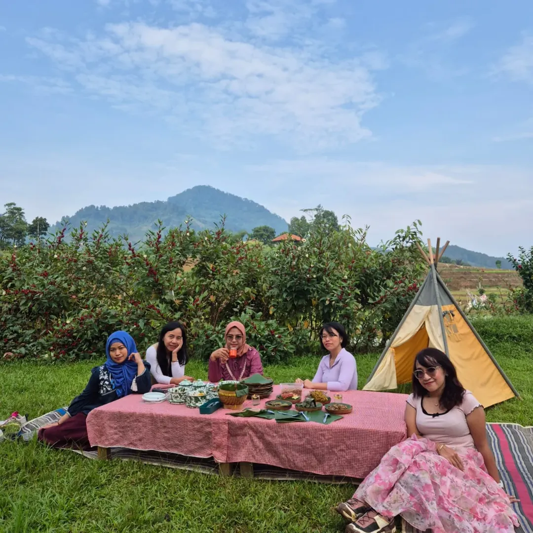 Piknik di tengah alam membuat suasana menjadi lebih menyenangkan
