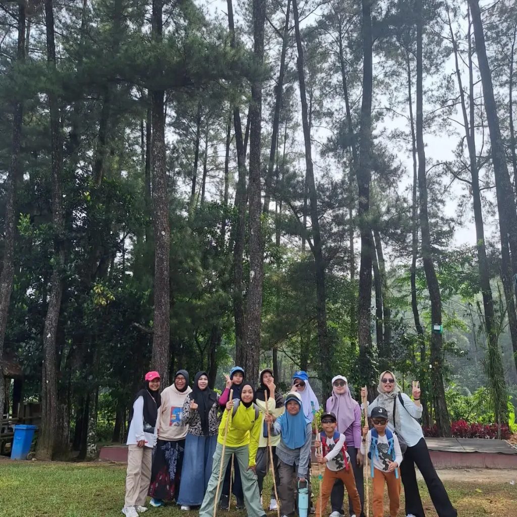 Piknik dan trekking seru bersama keluarga dan komunitas kamu hanya di Hutan Hujan Sentul 