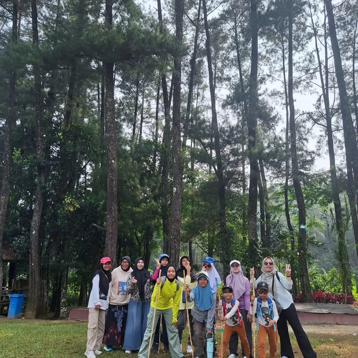 Piknik dan trekking seru bersama keluarga dan komunitas kamu hanya di Hutan Hujan Sentul 